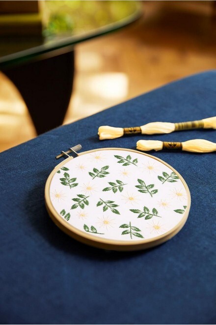 TB222 D?licates marguerites Kit broderie