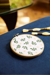TB222 D?licates marguerites Kit broderie